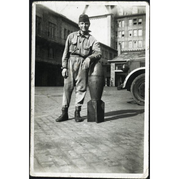 Magyar repülő-műszaki katona szerelő kezeslábasban, Magyarország, légi bomba, katona, egyenruha, 2. világháború, Horthy-korszak, 1940-es évek, Eredeti fotó, papírkép.  