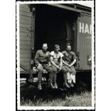 Magyar katonák tehervonaton, Debrecen, Szalay Sándor, honvéd, kitüntetés, katona, egyenruha, jármű, közlekedés, 2. világháború, Horthy-korszak, 1941, 1940-es évek, Eredeti fotó, hátulján feliratozott papírkép.