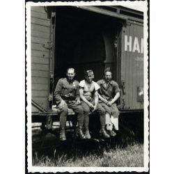   Magyar katonák tehervonaton, Debrecen, Szalay Sándor, honvéd, kitüntetés, katona, egyenruha, jármű, közlekedés, 2. világháború, Horthy-korszak, 1941, 1940-es évek, Eredeti fotó, hátulján feliratozott papírkép.