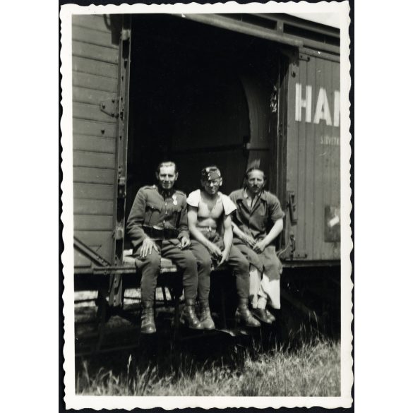 Magyar katonák tehervonaton, Debrecen, Szalay Sándor, honvéd, kitüntetés, katona, egyenruha, jármű, közlekedés, 2. világháború, Horthy-korszak, 1941, 1940-es évek, Eredeti fotó, hátulján feliratozott papírkép.