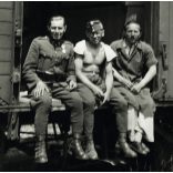 Magyar katonák tehervonaton, Debrecen, Szalay Sándor, honvéd, kitüntetés, katona, egyenruha, jármű, közlekedés, 2. világháború, Horthy-korszak, 1941, 1940-es évek, Eredeti fotó, hátulján feliratozott papírkép.