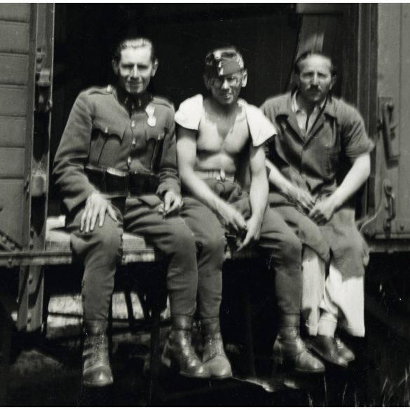 Magyar katonák tehervonaton, Debrecen, Szalay Sándor, honvéd, kitüntetés, katona, egyenruha, jármű, közlekedés, 2. világháború, Horthy-korszak, 1941, 1940-es évek, Eredeti fotó, hátulján feliratozott papírkép.