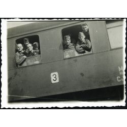   „Lemberg előtt”. Magyar katonák vonaton, Szalay Sándor, honvéd, kitüntetés, katona, egyenruha, jármű, közlekedés, 2. világháború, Horthy-korszak, 1942, 1940-es évek, Eredeti fotó, hátulján feliratozott papírkép. 