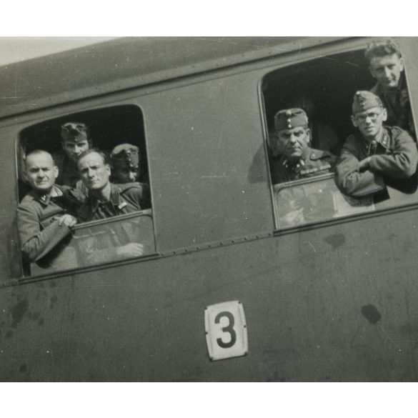 „Lemberg előtt”. Magyar katonák vonaton, Szalay Sándor, honvéd, kitüntetés, katona, egyenruha, jármű, közlekedés, 2. világháború, Horthy-korszak, 1942, 1940-es évek, Eredeti fotó, hátulján feliratozott papírkép. 