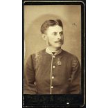 Szigeti J. műterme, Székesfehérvár, egyenruha, Ferencz József emlékérem, kitüntetés, monarchia, 1890-es évek, Eredeti CDV, vizitkártya fotó, széle vágott.   
