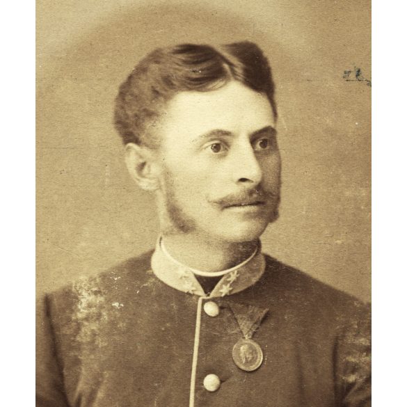 Szigeti J. műterme, Székesfehérvár, egyenruha, Ferencz József emlékérem, kitüntetés, monarchia, 1890-es évek, Eredeti CDV, vizitkártya fotó, széle vágott.   