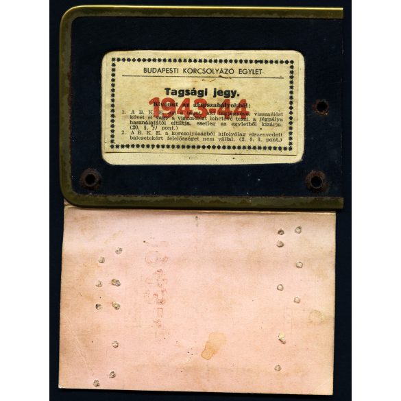 Budapesti Korcsolyázó Egylet Tagsági jegy, Budapest, arcképes igazolvány ifj. Vargha László részére, pecséttel, mélynyomó bélyegzővel jelzett, Horthy-korszak, 1943, 1940-es évek, Eredeti fotós igazolvány. 