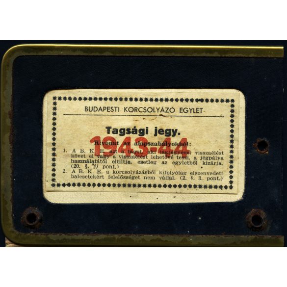 Budapesti Korcsolyázó Egylet Tagsági jegy, Budapest, arcképes igazolvány ifj. Vargha László részére, pecséttel, mélynyomó bélyegzővel jelzett, Horthy-korszak, 1943, 1940-es évek, Eredeti fotós igazolvány. 