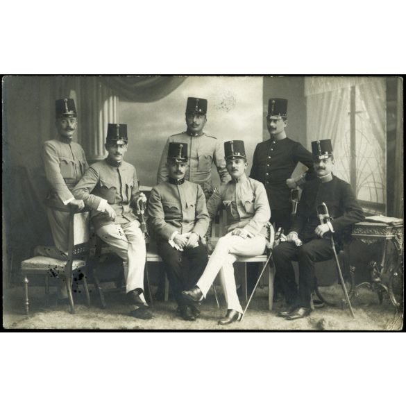 Brauner i Wollner műterem, Károlyváros (Karovac), Horvátország, magyar katonatisztek, kard, egyenruha, bajusz, katona, 1910-es évek, monarchia, Eredeti fotó, hátulján feliratozott papírkép „Károlyváros” postabélyegzővel. 