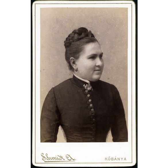 Schmidt Ágoston műterme, Kőbánya (Budapest) elegáns nő retusált portréja, medál, helytörténet, monarchia, 1890-es évek, Eredeti CDV, vizitkártya fotó.  