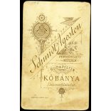 Schmidt Ágoston műterme, Kőbánya (Budapest) elegáns nő retusált portréja, medál, helytörténet, monarchia, 1890-es évek, Eredeti CDV, vizitkártya fotó.  