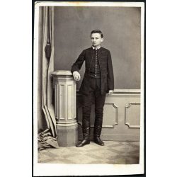   Mayer és Bietler fényképírók műterme, Szeged, elegéns fiú magyaros ruhában, ritka műterem, helytörténet, monarchia, 1860-as évek, Eredeti CDV, vizitkártya fotó.  