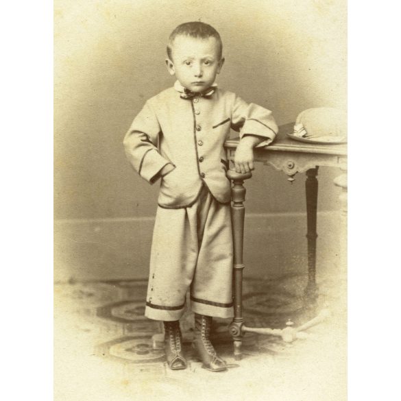 Letzter Lázár műterme, Szeged, elegáns fiú kalappal, csokornyakkendőben helytörténet, monarchia, 1860-as évek, Eredeti CDV, vizitkártya fotó.  