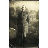 Fiatal magyar férfi román egyenruhában, Gyergyóújfalu, Erdély, Székelyföld, katona, bajonett, 1921, 1920-as évek, Horthy-korszak, Eredeti fotó, hátulján feliratozott papírkép, sarka törött. 