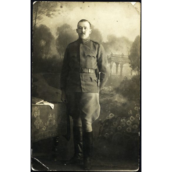 Fiatal magyar férfi román egyenruhában, Gyergyóújfalu, Erdély, Székelyföld, katona, bajonett, 1921, 1920-as évek, Horthy-korszak, Eredeti fotó, hátulján feliratozott papírkép, sarka törött. 