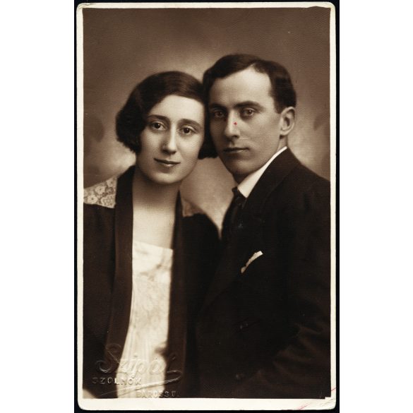 Szipál műterem, Szolnok, elegáns házaspár portréja, 1930-as évek, Horthy-korszak, Eredeti fotó, mélynyomóval jelzett papírkép.   