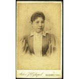 Wykopal műterem, Nagyszombat, Felvidék, (Tyrnau), elegáns nő gyönyörű ruhában, helytörténet, monarchia, 1880-as évek, Eredeti CDV, vizitkártya fotó.  