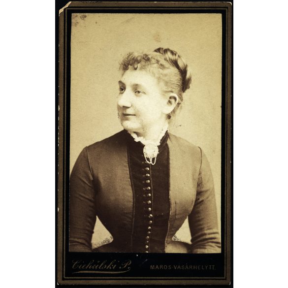 Ciehulski Péter műterme, Marosvásárhely, Erdély, karcsú elegáns nő portréja, derékban retusált fotó, monarchia, 1880-as évek, Eredeti CDV, vizitkártya fotó gyönyörű hátlappal, sarka törött.  