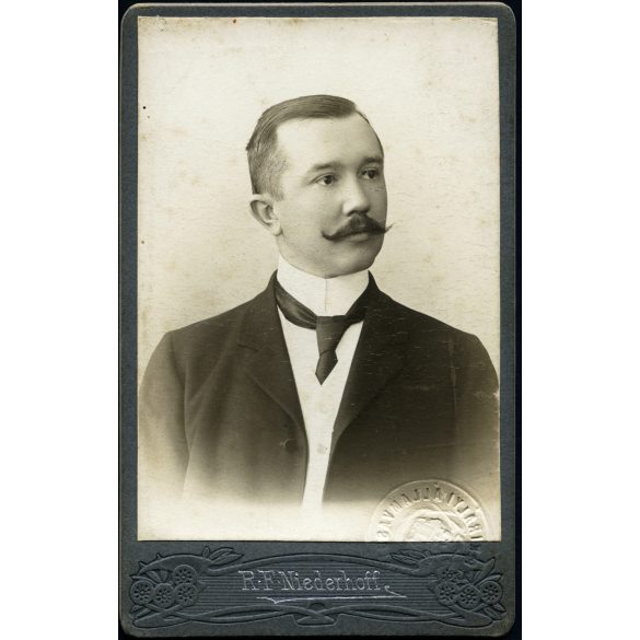 R. F. Niederhoff műterme, Eszék, Délvidék (Szlavónia, Vajdaság), Weiner Henrik hivatalnok aláírt Személyazonossági igazolójegye, Magyar Királyi Államvasutak, bajusz, férfi, mélynyomó pecsét, közlekedés,  monarchia, 1907, 1900-as évek, Eredeti CDV, vi