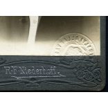 R. F. Niederhoff műterme, Eszék, Délvidék (Szlavónia, Vajdaság), Weiner Henrik hivatalnok aláírt Személyazonossági igazolójegye, Magyar Királyi Államvasutak, bajusz, férfi, mélynyomó pecsét, közlekedés,  monarchia, 1907, 1900-as évek, Eredeti CDV, vi