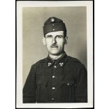 Magyar honvéd, katona egyenruhában, bajusz, sapkajelvény, 1940-es évek, Horthy-korszak, 2. világháború. Eredeti fotó,  papírkép.   