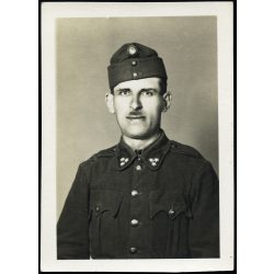   Magyar honvéd, katona egyenruhában, bajusz, sapkajelvény, 1940-es évek, Horthy-korszak, 2. világháború. Eredeti fotó,  papírkép.   