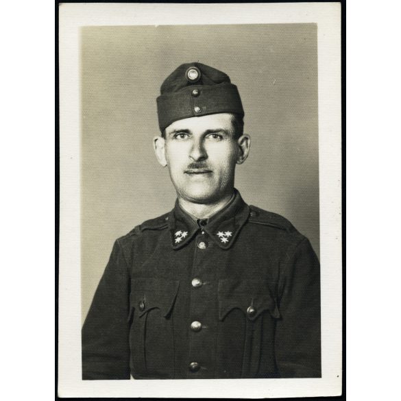 Magyar honvéd, katona egyenruhában, bajusz, sapkajelvény, 1940-es évek, Horthy-korszak, 2. világháború. Eredeti fotó,  papírkép.   