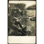 Tábori posta 417, Virágh János (1. honvéd gyalogezred), levelet ír feleségének a harctéri folyóparton, egyenruha, 1. világháború, katona, monarchia, 1917. X. 5., 1910-es évek, Eredeti fotó, papírkép, hátulján feliratozott Tábori posta. 