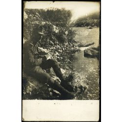   Tábori posta 417, Virágh János (1. honvéd gyalogezred), levelet ír feleségének a harctéri folyóparton, egyenruha, 1. világháború, katona, monarchia, 1917. X. 5., 1910-es évek, Eredeti fotó, papírkép, hátulján feliratozott Tábori posta. 