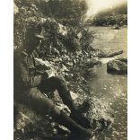 Tábori posta 417, Virágh János (1. honvéd gyalogezred), levelet ír feleségének a harctéri folyóparton, egyenruha, 1. világháború, katona, monarchia, 1917. X. 5., 1910-es évek, Eredeti fotó, papírkép, hátulján feliratozott Tábori posta. 