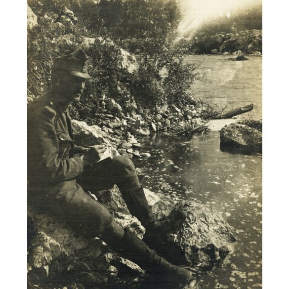 Tábori posta 417, Virágh János (1. honvéd gyalogezred), levelet ír feleségének a harctéri folyóparton, egyenruha, 1. világháború, katona, monarchia, 1917. X. 5., 1910-es évek, Eredeti fotó, papírkép, hátulján feliratozott Tábori posta. 