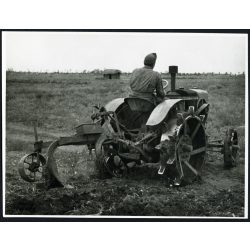   Hofherr-Schrantz-Clayton-Shuttleworth (HSCS) gyártmányú, "körmös" típusú izzófejes traktor, 1940-es évek, mezőgazdaság, gép, jármű, köztársaság-korszak. Eredeti fotó, „Magyar Film Foto” pecséttel jelzett papírkép.  