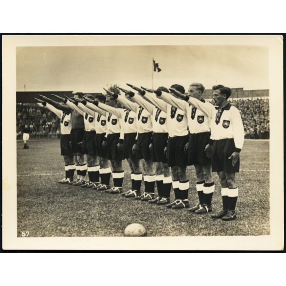 A német labdarugó válogatott horogkeresztes náci mezben, Berlin, Olimpia, foci, sport, Németország, Német Birodalom, 1936, 1930-as évek, . Eredeti fotó, papírkép.  
