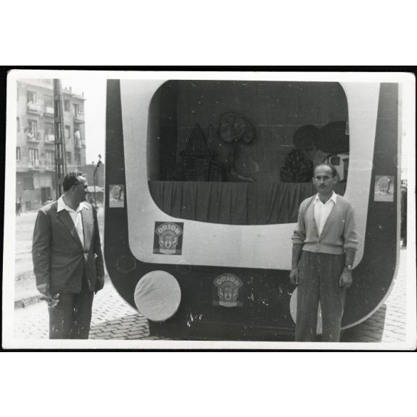Orion televízió reklám egy felvonuláson a gyár vezetőivel, Budapest, tv, szocializmus, 1950-es évek, . Eredeti fotó, papírkép.  