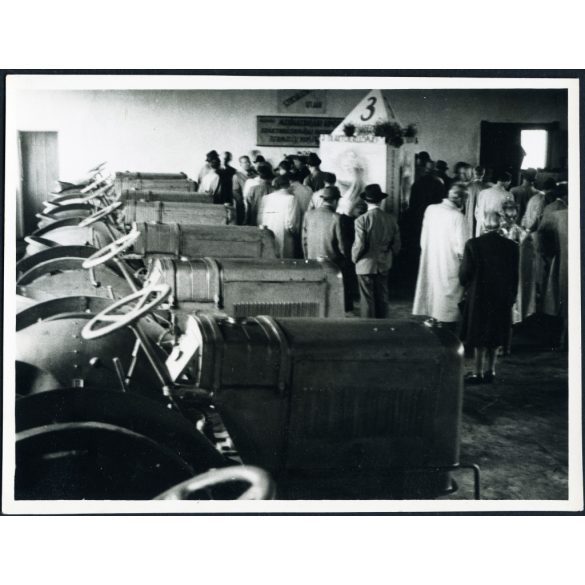 Traktorok egy magyar mezőgazdasági kiállításon, 3 éves terv,  kommunizmus, 1940-es évek, . Eredeti fotó, papírkép.   