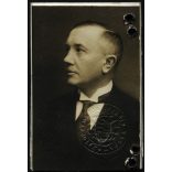 Ismeretlen műterem, dr. Weiner Henrik főfelügyelő Személyazonossági igazolójegye, Magyar Királyi Államvasutak, bajusz, férfi, mélynyomó pecsét, közlekedés, Horthy-korszak, 1920-as évek, Eredeti CDV, vizitkártya fotó, hátoldalon ragasztott vasúti igaz