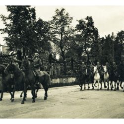   Német győzelmi katonai parádé, Varsó, Lengyelország, német katonai vezetők, lovas katonák, horogkereszt, náci egyenruha, 2. világháború, Horthy-korszak, jármű, közlekedés, 1939, 1930-as évek, Eredeti sztereó fotó, hátulján feliratozott gyűjteményes p