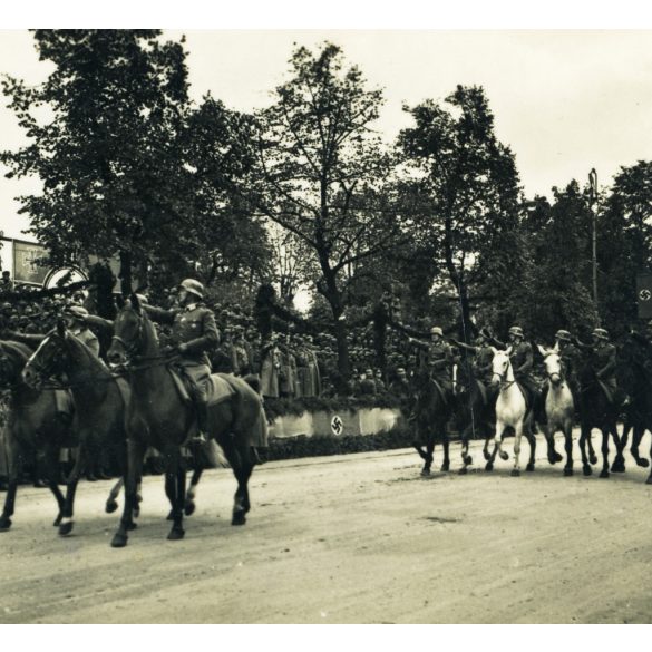 Német győzelmi katonai parádé, Varsó, Lengyelország, német katonai vezetők, lovas katonák, horogkereszt, náci egyenruha, 2. világháború, Horthy-korszak, jármű, közlekedés, 1939, 1930-as évek, Eredeti sztereó fotó, hátulján feliratozott gyűjteményes p