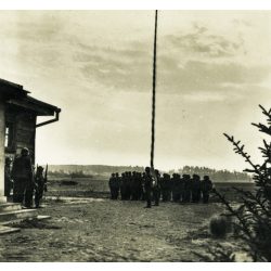   Katonai zászlófelvonás a német-szovjet határon, Lengyelország, horogkeresztes zászló, náci egyenruha, 2. világháború, Horthy-korszak, 1939, 1930-as évek, Eredeti sztereó fotó, hátulján feliratozott gyűjteményes papírkép. 