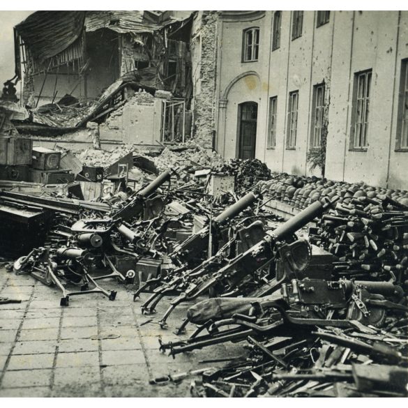 Hadizsákmány, lefoglalt lengyel fegyverek Varsóban, Lengyelország, 2. világháború, katona, Horthy-korszak, 1939, 1930-as évek, Eredeti sztereó fotó, hátulján feliratozott gyűjteményes papírkép. 