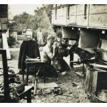 Német katonák teherautót javítanak, Lengyelország, az utánpótlási vonalakon civil járműveket is használnak, egyenruha, 2. világháború, Horthy-korszak, 1939, 1930-as évek, Eredeti sztereó fotó, hátulján feliratozott gyűjteményes papírkép.