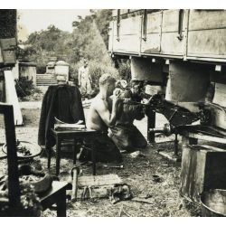   Német katonák teherautót javítanak, Lengyelország, az utánpótlási vonalakon civil járműveket is használnak, egyenruha, 2. világháború, Horthy-korszak, 1939, 1930-as évek, Eredeti sztereó fotó, hátulján feliratozott gyűjteményes papírkép.