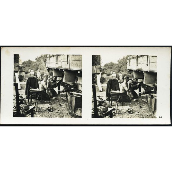 Német katonák teherautót javítanak, Lengyelország, az utánpótlási vonalakon civil járműveket is használnak, egyenruha, 2. világháború, Horthy-korszak, 1939, 1930-as évek, Eredeti sztereó fotó, hátulján feliratozott gyűjteményes papírkép.
