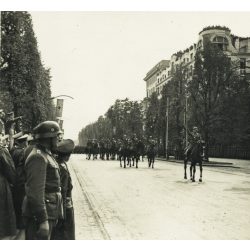   Német győzelmi katonai parádé, Varsó, Lengyelország, Adolf Hitler, német katonai vezetők, lovas katonák, horogkereszt, náci egyenruha, 2. világháború, Horthy-korszak, 1939, 1930-as évek, Eredeti sztereó fotó, hátulján feliratozott gyűjteményes papírk