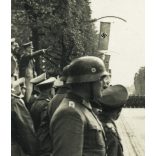 Német győzelmi katonai parádé, Varsó, Lengyelország, Adolf Hitler, német katonai vezetők, lovas katonák, horogkereszt, náci egyenruha, 2. világháború, Horthy-korszak, 1939, 1930-as évek, Eredeti sztereó fotó, hátulján feliratozott gyűjteményes papírk