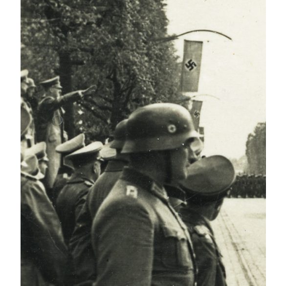 Német győzelmi katonai parádé, Varsó, Lengyelország, Adolf Hitler, német katonai vezetők, lovas katonák, horogkereszt, náci egyenruha, 2. világháború, Horthy-korszak, 1939, 1930-as évek, Eredeti sztereó fotó, hátulján feliratozott gyűjteményes papírk