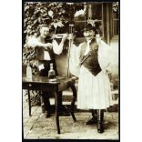 Bajuszos férfi magyaros ruhában, árvalányhaj, fokos, hegedű, pipa, csizma, bor ital, zene, zsáner, monarchia, 1900-as évek, Eredeti fotó, hátulján feliratozott papírkép. 