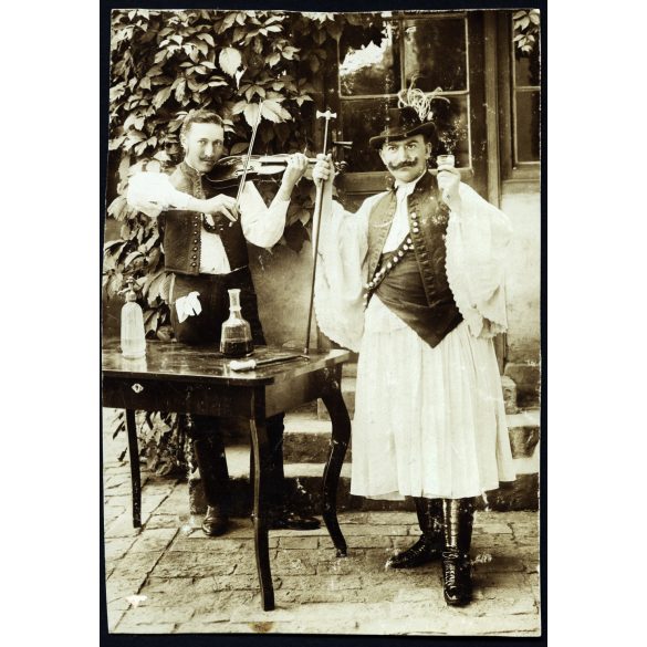 Bajuszos férfi magyaros ruhában, árvalányhaj, fokos, hegedű, pipa, csizma, bor ital, zene, zsáner, monarchia, 1900-as évek, Eredeti fotó, hátulján feliratozott papírkép. 