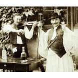 Bajuszos férfi magyaros ruhában, árvalányhaj, fokos, hegedű, pipa, csizma, bor ital, zene, zsáner, monarchia, 1900-as évek, Eredeti fotó, hátulján feliratozott papírkép. 