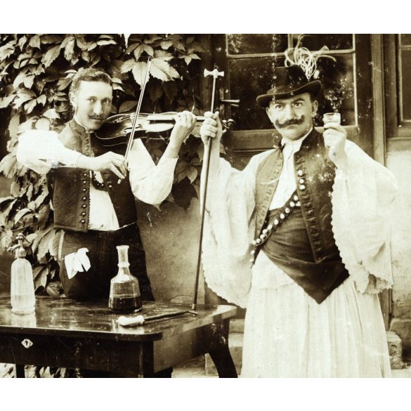 Bajuszos férfi magyaros ruhában, árvalányhaj, fokos, hegedű, pipa, csizma, bor ital, zene, zsáner, monarchia, 1900-as évek, Eredeti fotó, hátulján feliratozott papírkép. 